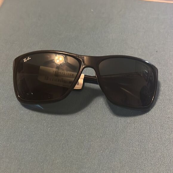 NWT beautiful stylish ray ban sunshades black classics 2022 - Picture 3 of 3